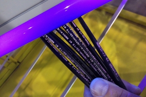 Neviditeľný atrament, fosforeskujúci modro pod UV svetlom 76000-00103